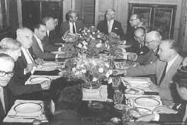 Rafael Maluenda, Daniel de la Vega y José María Navasal en un almuerzo, ca. 1960