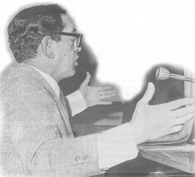 Tito Mundt durante una transmisión radial