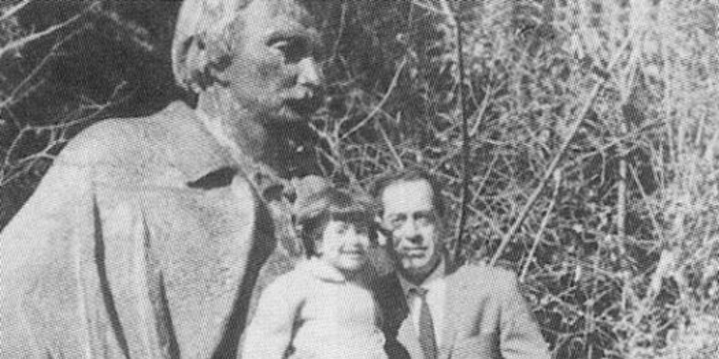Tito Mundt y su hija Bárbara, sentados sobre la escultura de José Victorino Lastarria, en el Cerro Santa Lucía