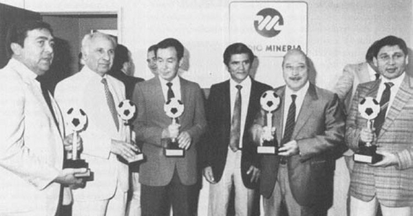 Julio Martínez junto al equipo de periodistas de Radio Minería, década 1980