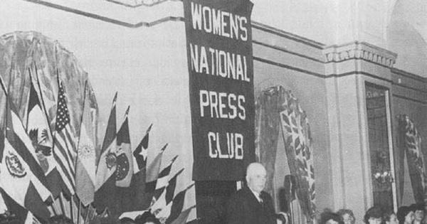 Lenka Franulic en la premiación de la Asociación de Mujeres Periodistas de Estados Unidos, 1958