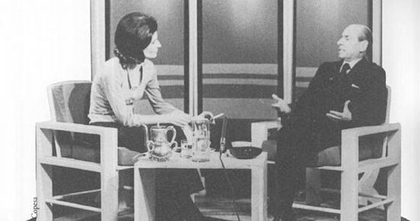 Raquel Correa entrevistando a José María Eyzaguirre durante una transmisión televisiva, ca. 1970