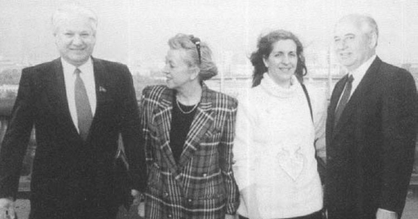 Pilar Vergara junto a su amiga Silvia Pellegrini, ca. 1995