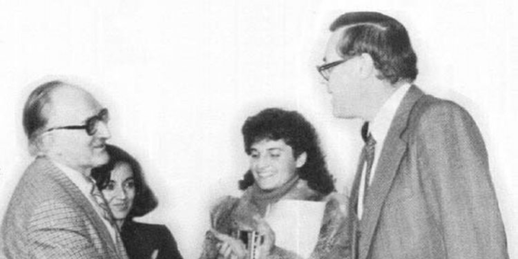 Hernán Millas recibiendo el Premio Nacional de Periodismo, 1985