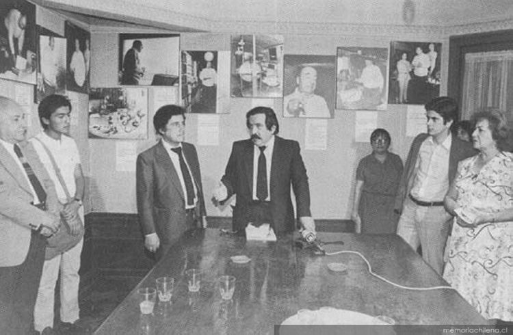 Luis Sánchez Latorre presidiendo un homenaje a Pablo Neruda, organizado por la Sociedad de Escritores de Chile, ca. 1983