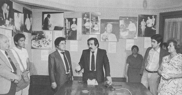 Luis Sánchez Latorre presidiendo un homenaje a Pablo Neruda, organizado por la Sociedad de Escritores de Chile, ca. 1983