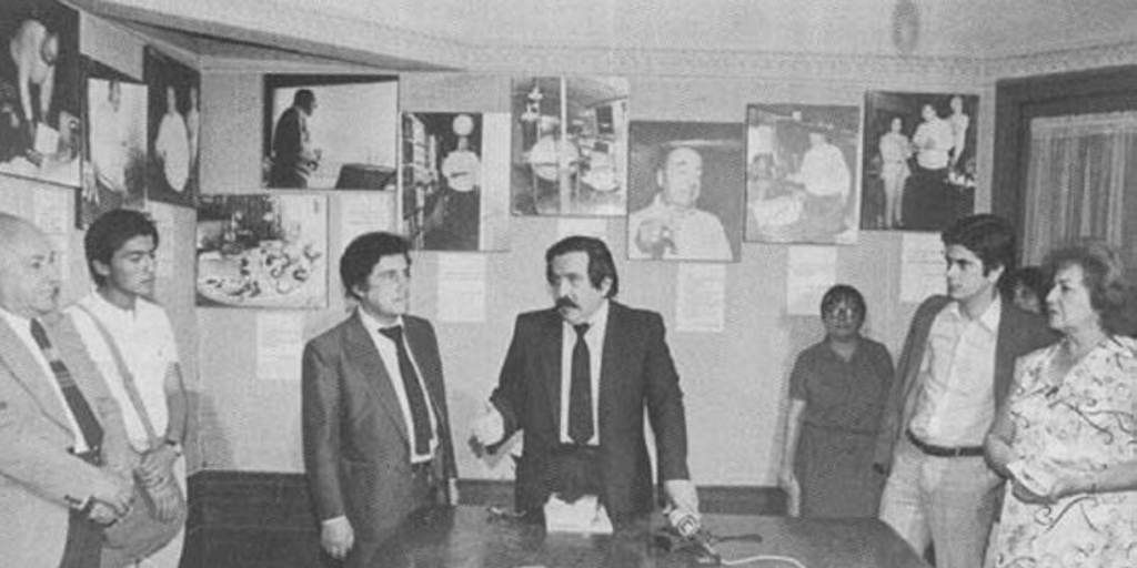 Luis Sánchez Latorre presidiendo un homenaje a Pablo Neruda, organizado por la Sociedad de Escritores de Chile, ca. 1983