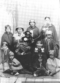 Mujeres y niños mapuche en el estudio fotográfico