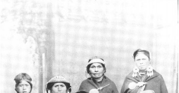 Mujeres y niños mapuche en el estudio fotográfico