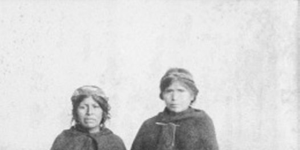 Mujeres y niños mapuche en el estudio fotográfico, ca. 1890