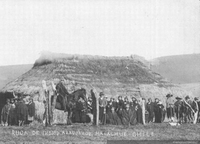 Mapuches frente a una ruca en Malalhue, IX Región, ca. 1890