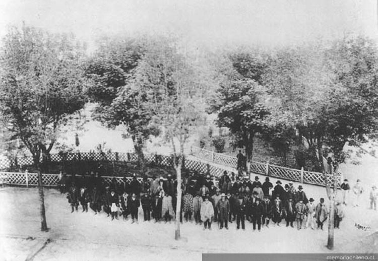 Mapuche en la Plaza de Armas de Valdivia, 1889