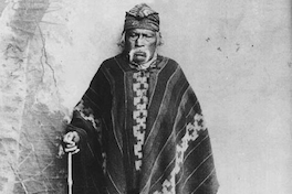 Hombre mapuche con vestimenta tradicional