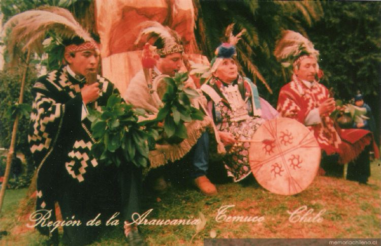 Machi en ceremonial mapuche, región de La Araucanía, Temuco, Chile, ca. 1999