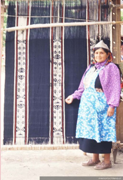 Tejedora con su witral, telar mapuche