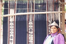Tejedora con su witral, telar mapuche