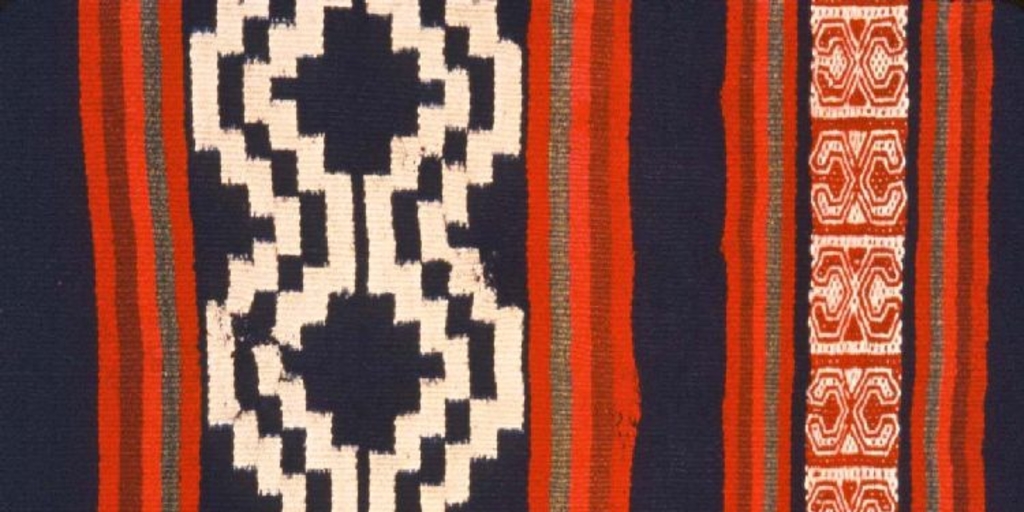 Detalle de makuñ, poncho con tejido ñimin y teñido con amarras