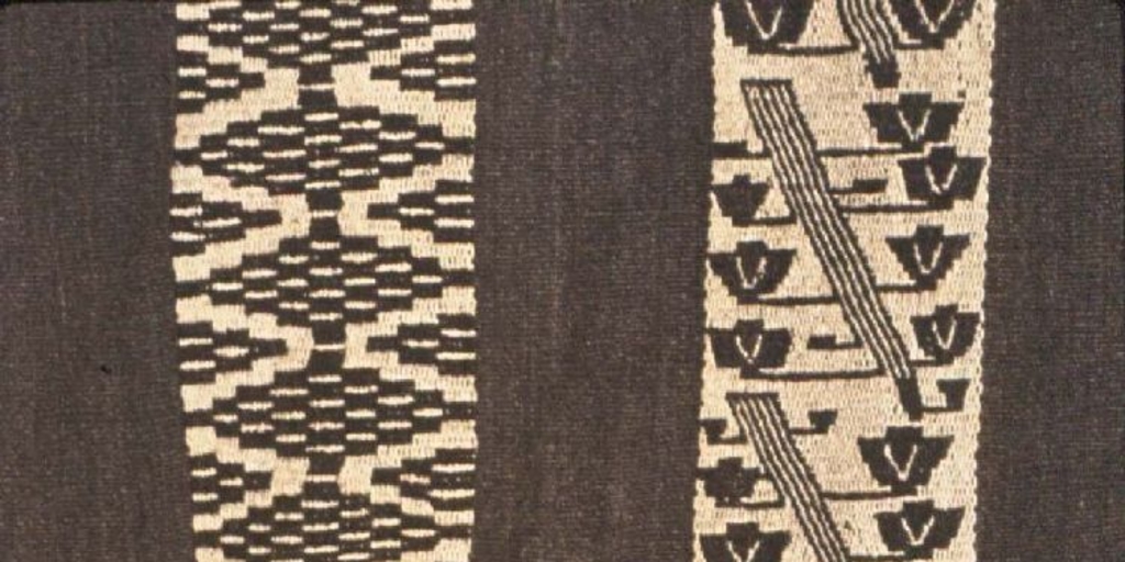 Detalle de makuñ, poncho en tejido ñimin con motivos fitomorfos