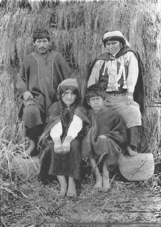 Familia mapuche con indumentaria tradicional