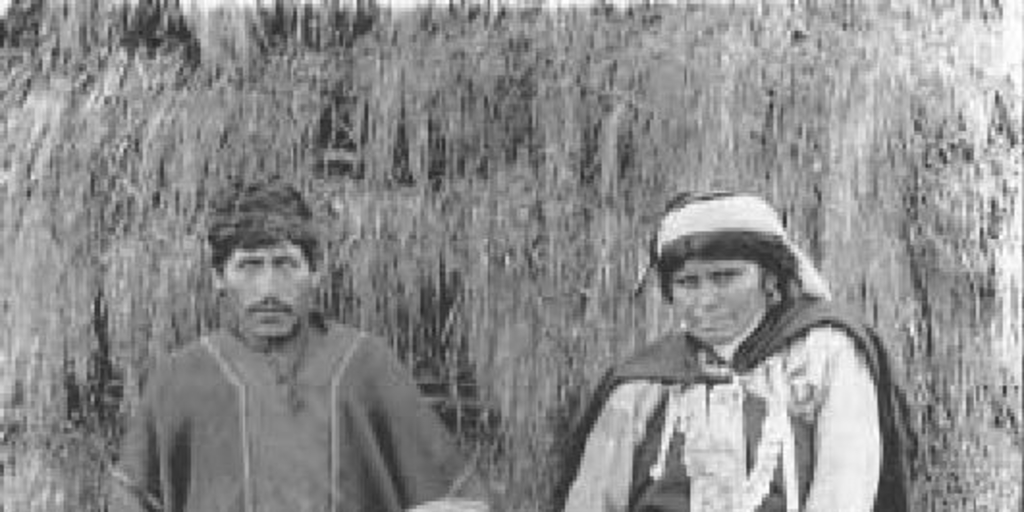 Familia mapuche con indumentaria tradicional