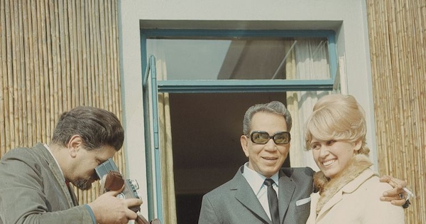 Hans Ehrmann fotografiando a Mario Moreno y su mujer