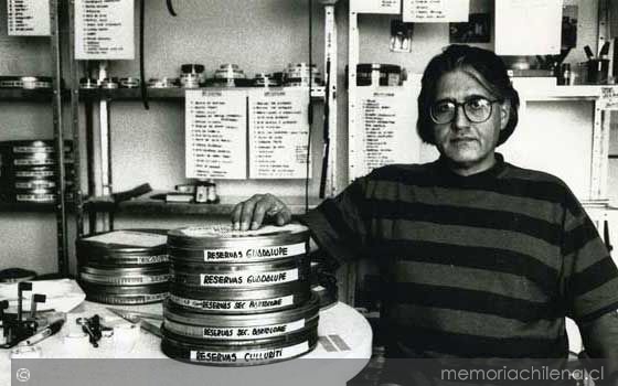 Patricio Guzmán en la sala de montaje de "La cruz del sur" en Madrid