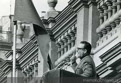 "La batalla de Chile" (1973-1979): Salvador Allende hablando desde el palacio de La Moneda, en junio de 1973