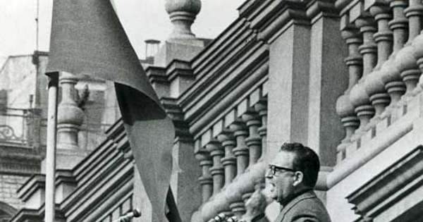 "La batalla de Chile" (1973-1979): Salvador Allende hablando desde el palacio de La Moneda, en junio de 1973