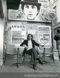 Patricio Guzmán en el estreno de "La batalla de Chile", segunda parte, en el cine Logos de París en la calle Champollion, 1976