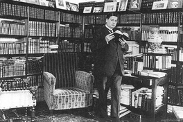 Joaquín Díaz Garcés en su biblioteca, ca. 1900