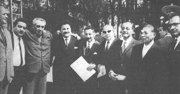 Juan Godoy junto a Pablo de Rokha, Teófilo Cid, Nicomedes Guzmán, Mahfud Massis y el diputado socialista Mario Palestro, entre otros, 1967