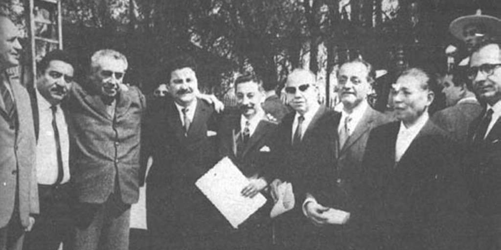 Juan Godoy junto a Pablo de Rokha, Teófilo Cid, Nicomedes Guzmán, Mahfud Massis y el diputado socialista Mario Palestro, entre otros, 1967