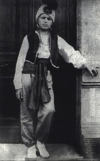 Miguel Serrano, en su infancia, vestido de hindú