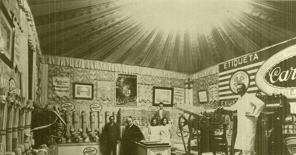 Augusto Carozzi en el stand de su empresa en Valparaíso, 1925