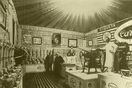 Augusto Carozzi en el stand de su empresa en Valparaíso, 1925