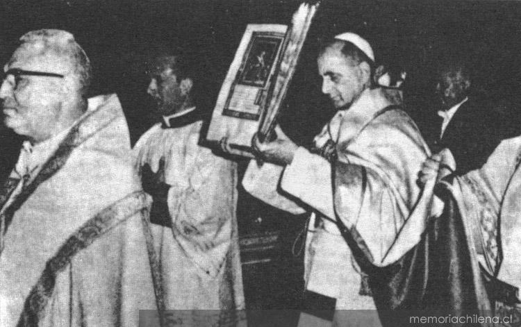 El Papa Paulo VI se dirige a entronizar personalmente el evangelio, 7 de diciembre de 1965
