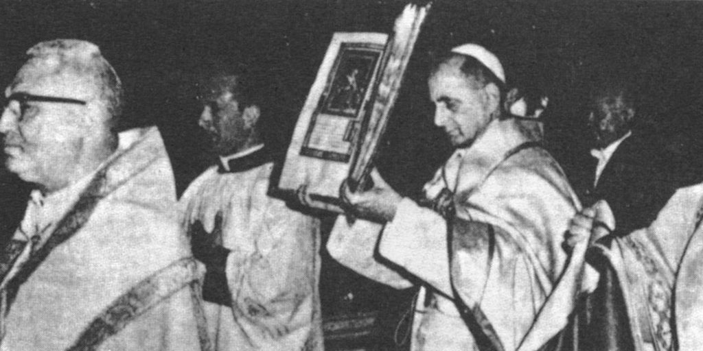 El Papa Paulo VI se dirige a entronizar personalmente el evangelio, 7 de diciembre de 1965