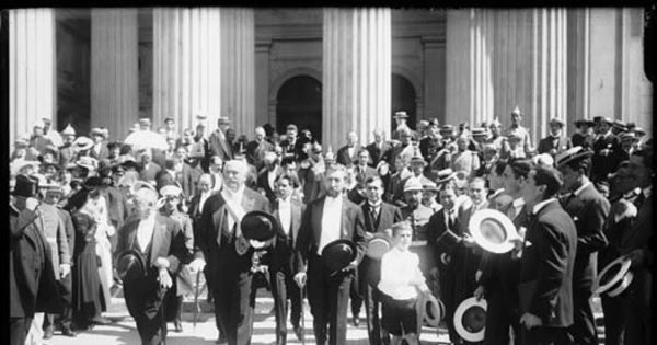 Presidente Sanfuentes saliendo del edificio del Congreso acompañado por ministros