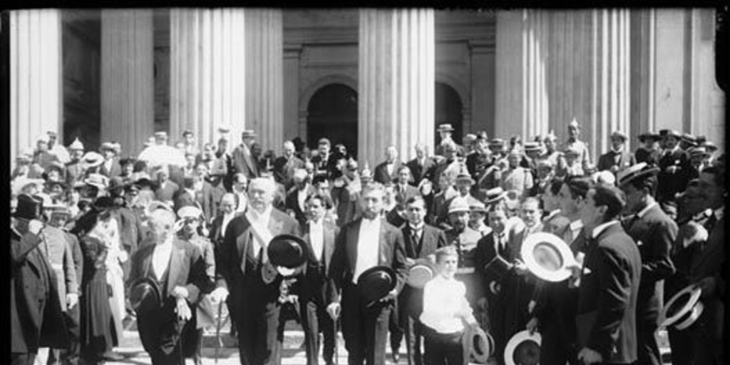 Presidente Sanfuentes saliendo del edificio del Congreso acompañado por ministros