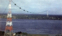 Cables aéreos llevan energía del continente a la isla de Chiloé, 1993