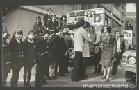 Lucía Hiriart, esposa del general Augusto Pinochet, saluda a una educadora y delegación de escolares, ca. 1975