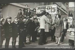 Lucía Hiriart, esposa del general Augusto Pinochet, saluda a una educadora y delegación de escolares, ca. 1975