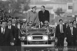 Presidente Patricio Aylwin y general Augusto Pinochet, en la Parada Militar, ca. 1991