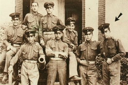 Augusto Pinochet junto a un grupo de cadetes en la antigua Escuela Militar
