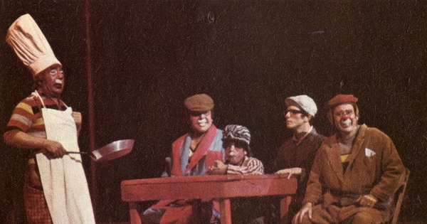 Payasos en plena función, 1975