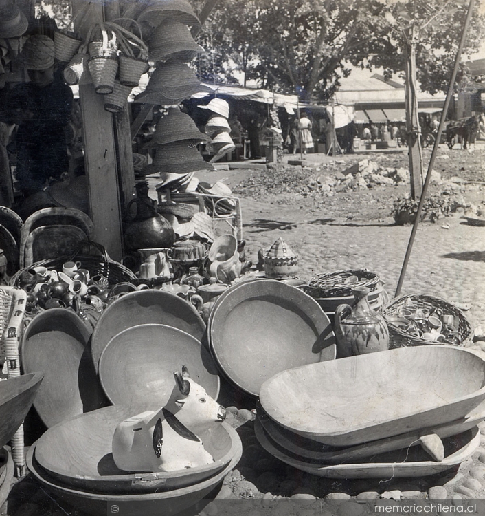 Objetos de greda, madera y mimbre en una feria de artesanías
