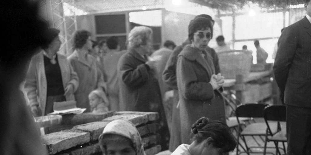 Visitantes y artesanas en la Feria de Arte Popular de 1973