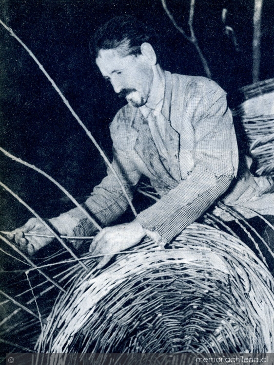 Artesano trabajando en cestería