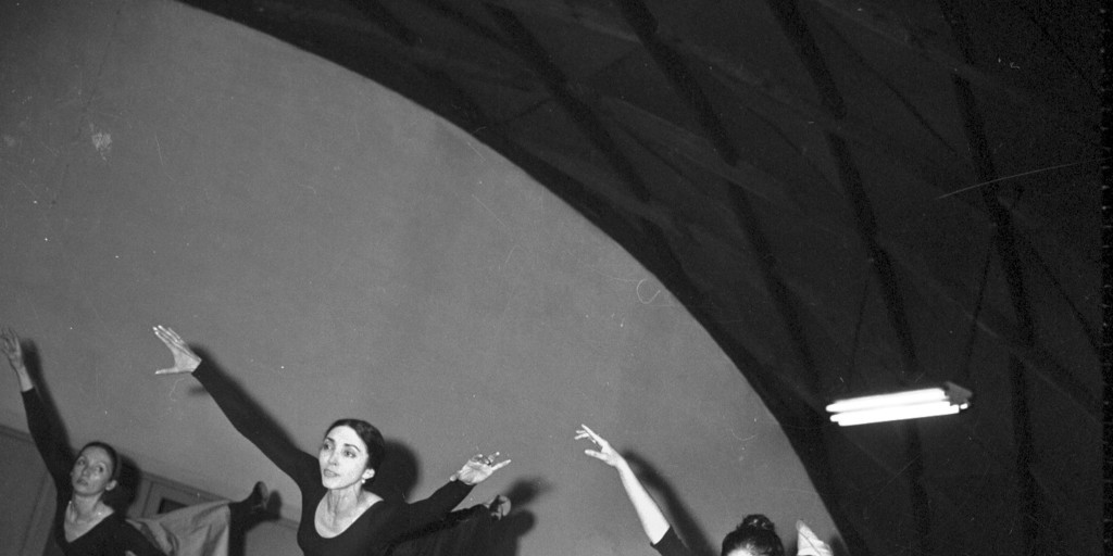 Pauline Koner, bailarina de la Compañía de José Limón, en un ensayo con el BANCH, 1961