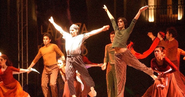 Escena de la coreografía "A pesar de todo", de Patricio Bunster, Compañía Espiral, 2001